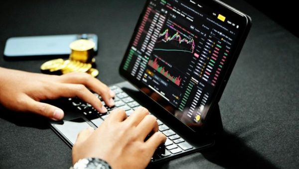 Bitcoin Slides as Brent Crude War Premium Hits 4-Year High