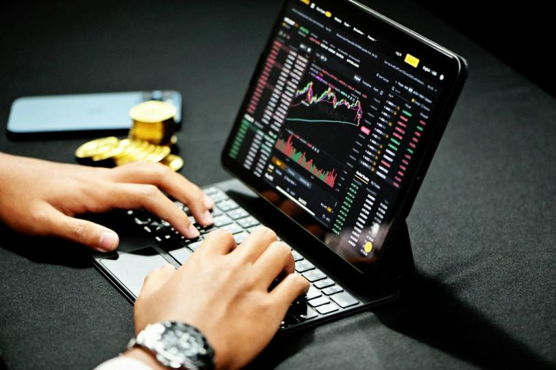 Bitcoin Slides as Brent Crude War Premium Hits 4-Year High