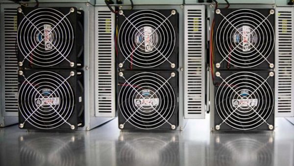 Riot’s $200M Coinbase Deal Masks Bitcoin Collateral Risk as Holdings Fall