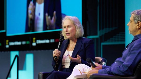 Gillibrand Blocks Clarity Act Without Ethics Clause Targeting Trump Crypto Ties