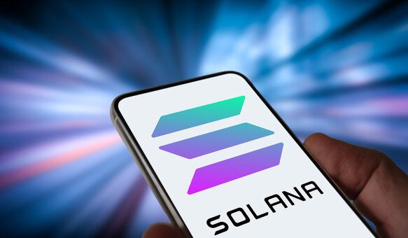 Solana’s 42% Address Drop Masks Institutional Accumulation Beneath Bullish Sentiment
