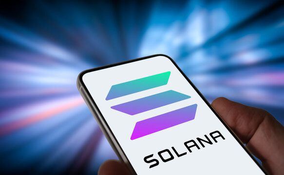 Solana’s 42% Address Drop Masks Institutional Accumulation Beneath Bullish Sentiment