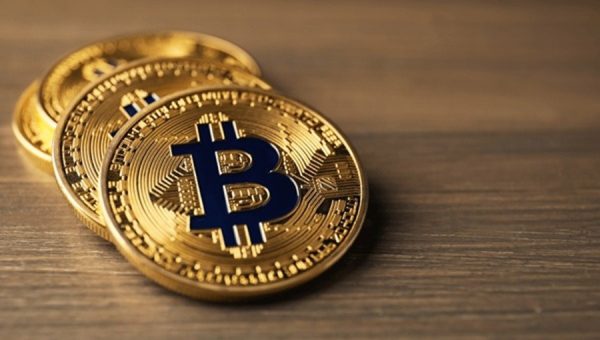 Bitcoin slides 11% in 14 days as futures, spot traders dump holdings