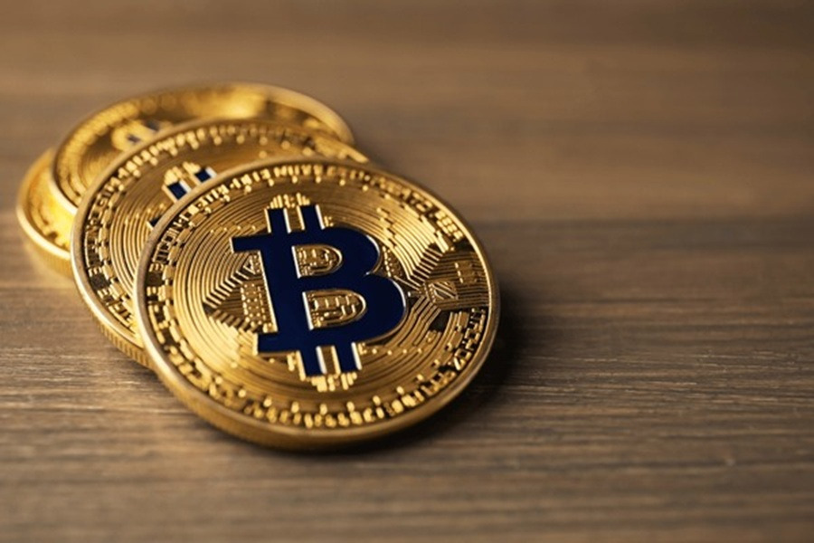 Bitcoin slides 11% in 14 days as futures, spot traders dump holdings
