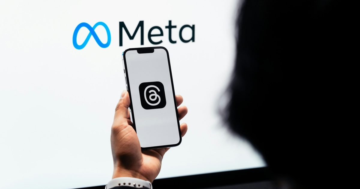 Warren Escalates Meta Stablecoin Fight as 2026 Integration Looms