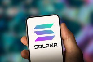 Solana Breaks Key Support as Analysts Chart Two Price Paths